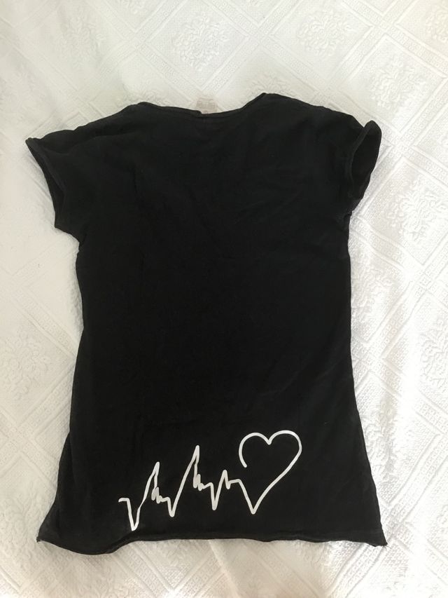 Camiseta negra con flor