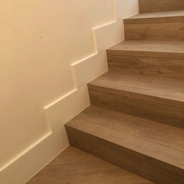 MoNTAJE ESCALERA DE MADERA Y TARIMA