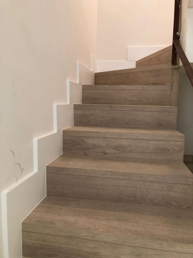 MoNTAJE ESCALERA DE MADERA Y TARIMA