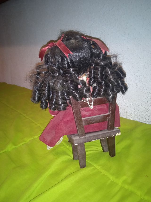 muñeca de porcelana sentada