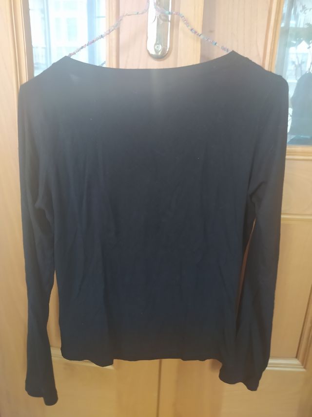 CAMISETA CON PEDRERÍA MARCA VICTORIO Y LUCCHINO