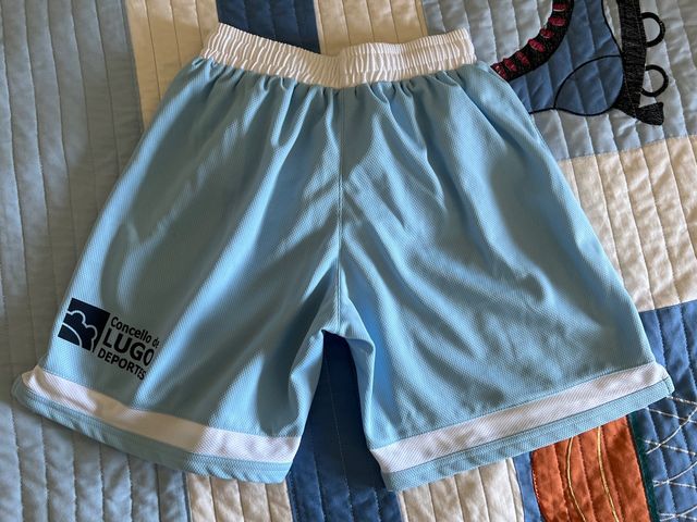 Pantalón azul corto.