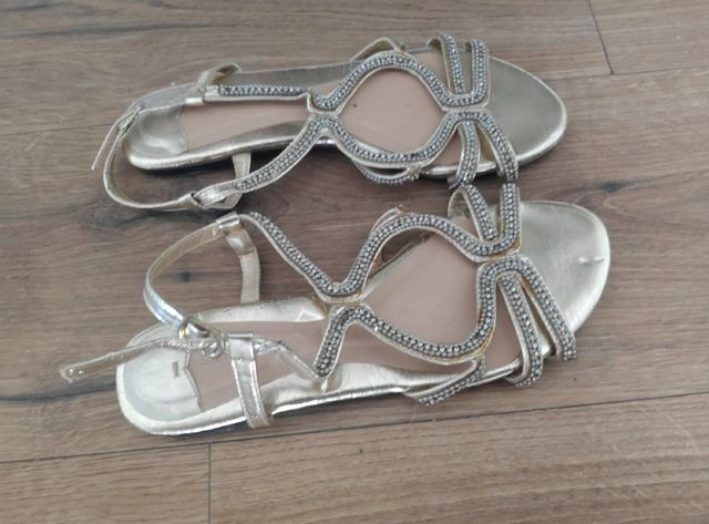 sandalias doradas con brillantes