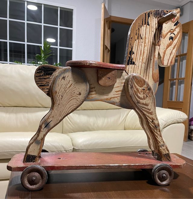 Caballo de madera antiguo