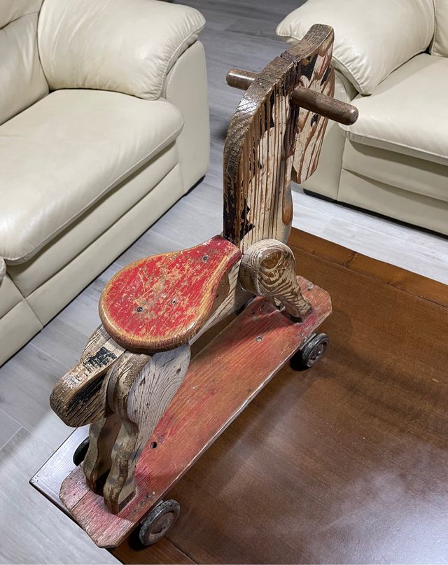 Caballo de madera antiguo