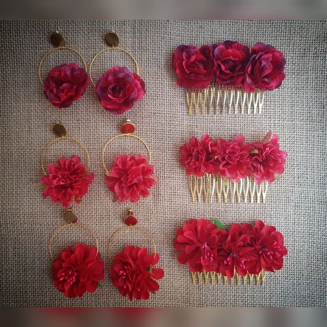 Conjunto pendientes y peinecillo claveles rojos