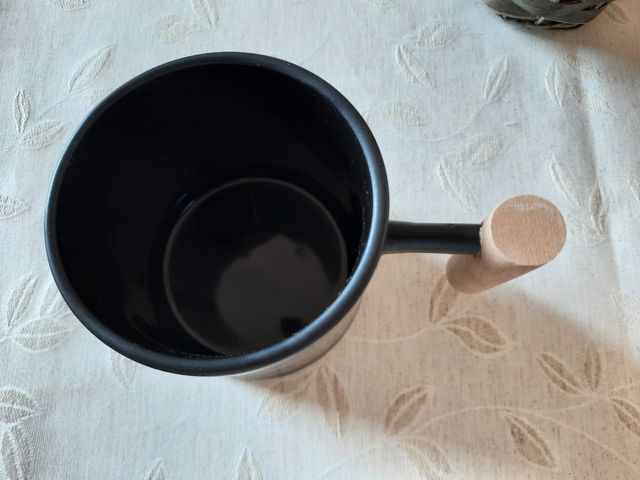 Taza negra con mango de madera