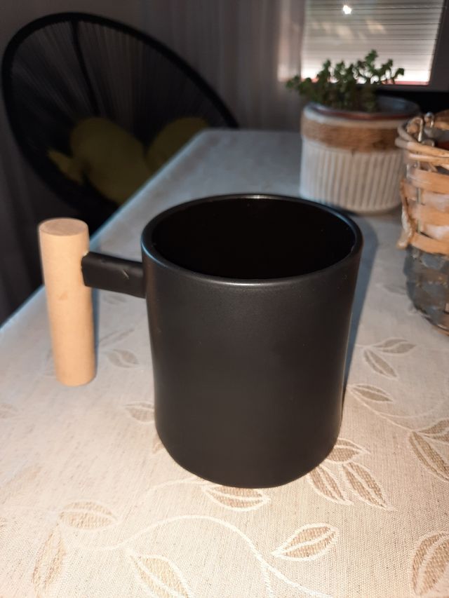 Taza negra con mango de madera