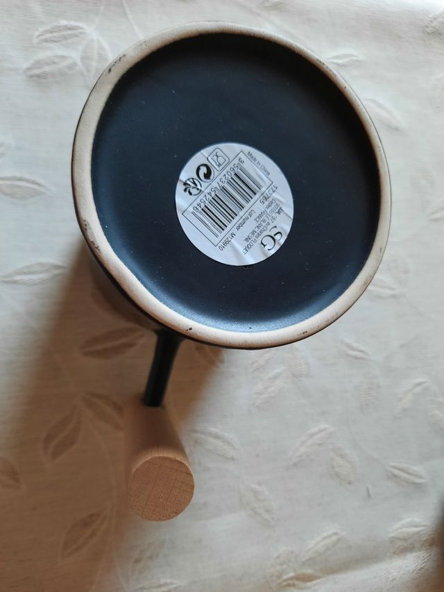 Taza negra con mango de madera