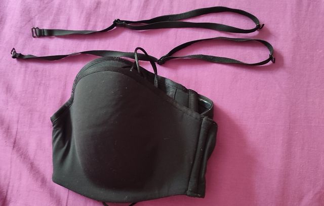 sujetador negro con o sin tirantes