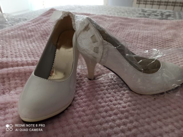  lote vestido novia.  sin estrenar, y complementos