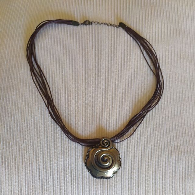 Collar con colgante metal