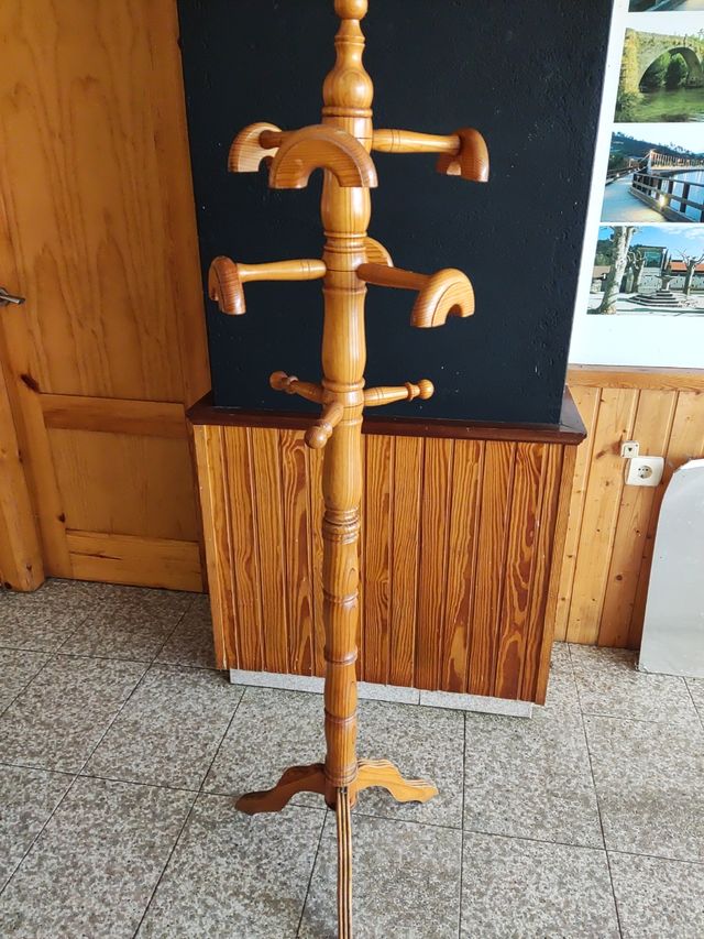 Perchero de madera.