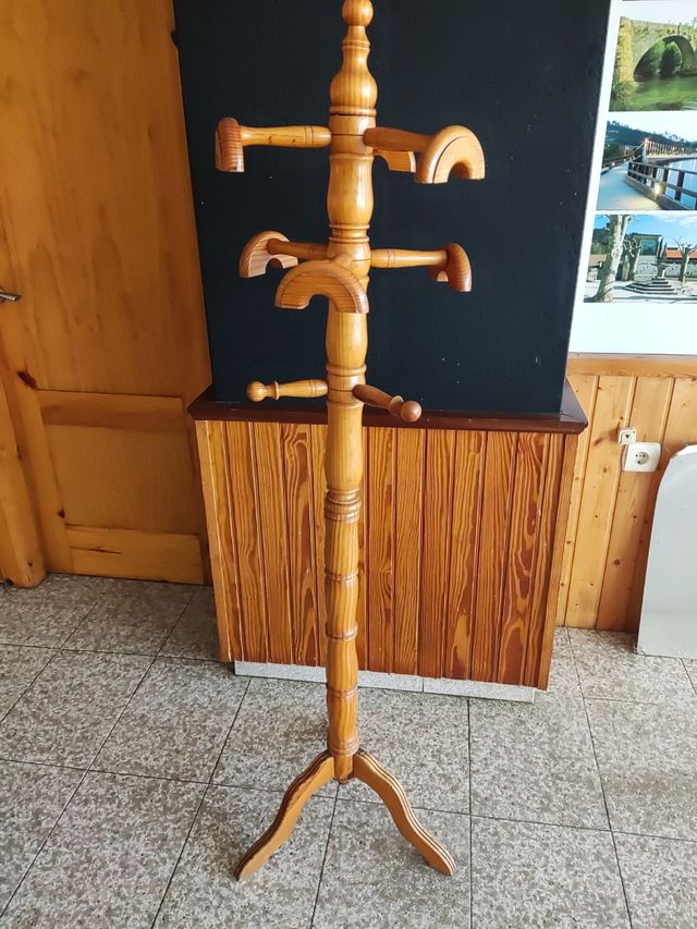 Perchero de madera.