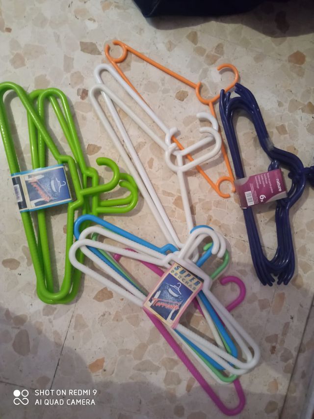 Lote de 4 perchas gruesas de buena calidad, nuevas