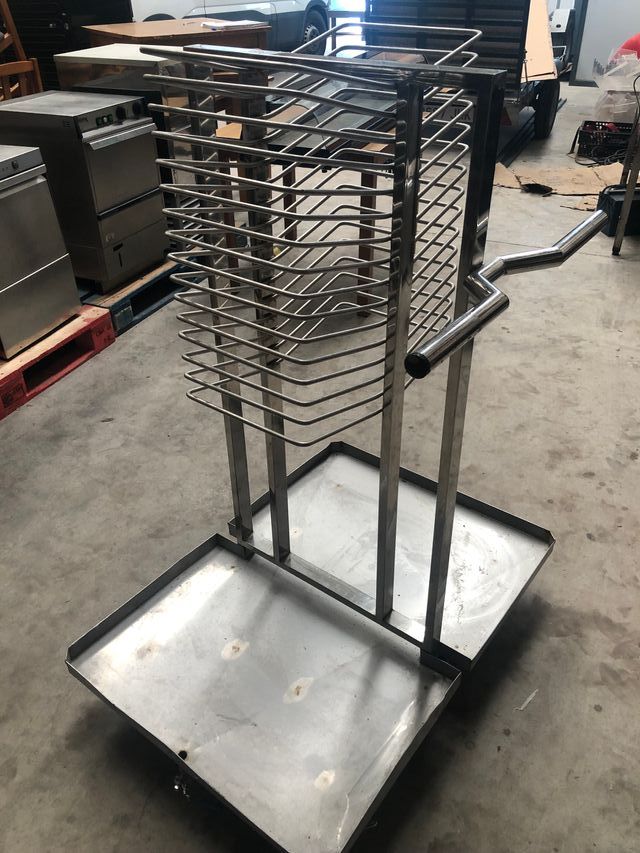 Carro escurre bandejas.