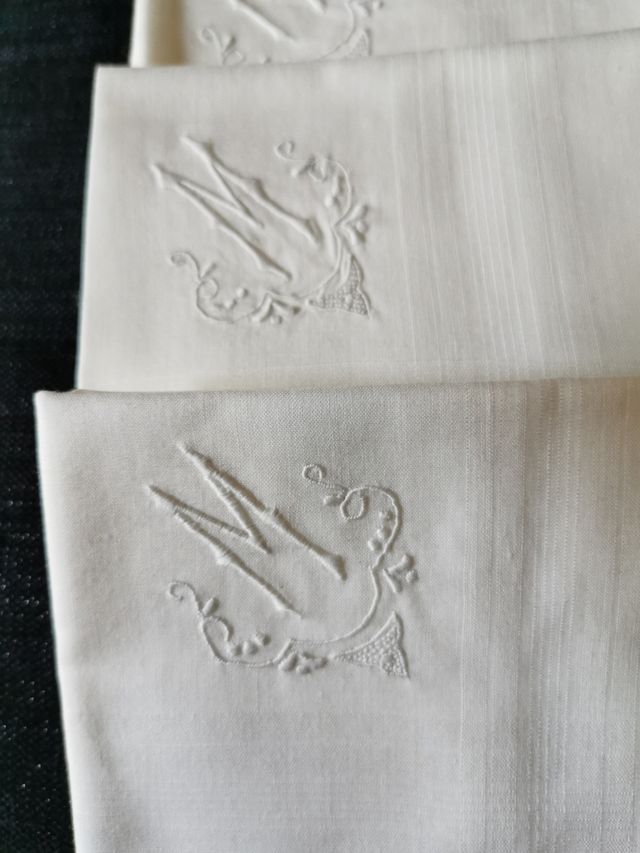 LOTE 4 Pañuelos bordados con la M