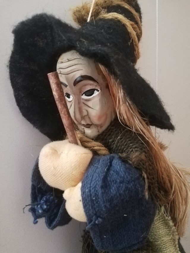 bruja antigua, vintage con cara en madera