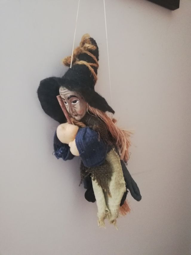 bruja antigua, vintage con cara en madera