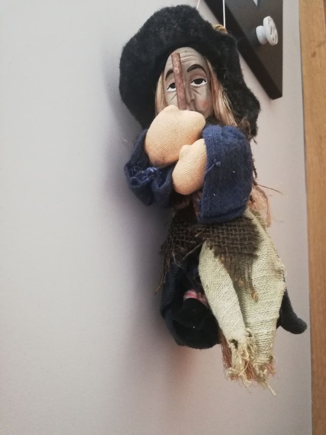 bruja antigua, vintage con cara en madera