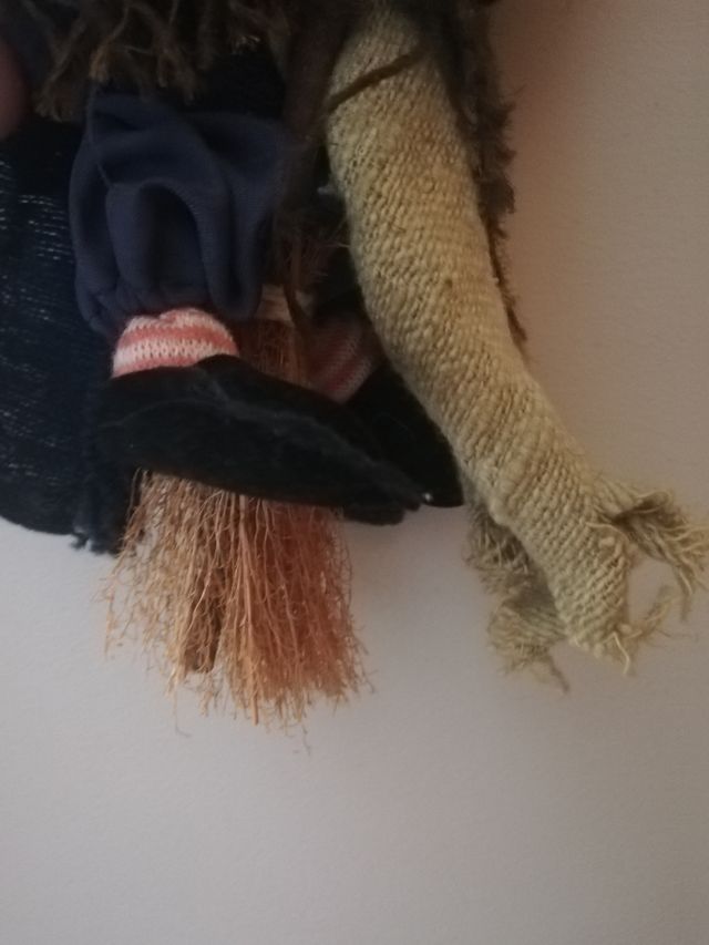 bruja antigua, vintage con cara en madera