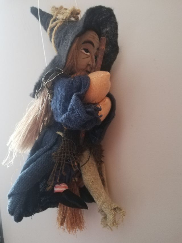 bruja antigua, vintage con cara en madera