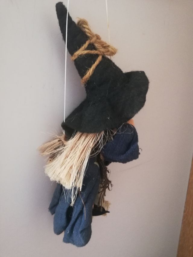 bruja antigua, vintage con cara en madera