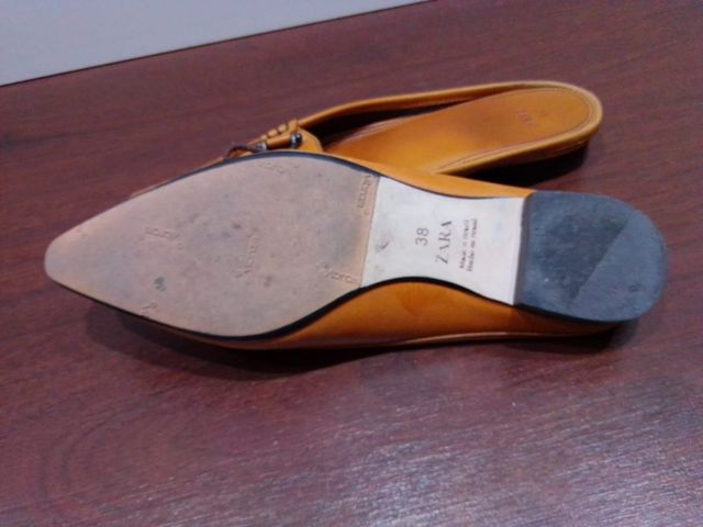 Zapato de piel con talón descubierto.