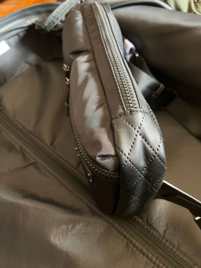 Riñonera/ bandolera de Guess.