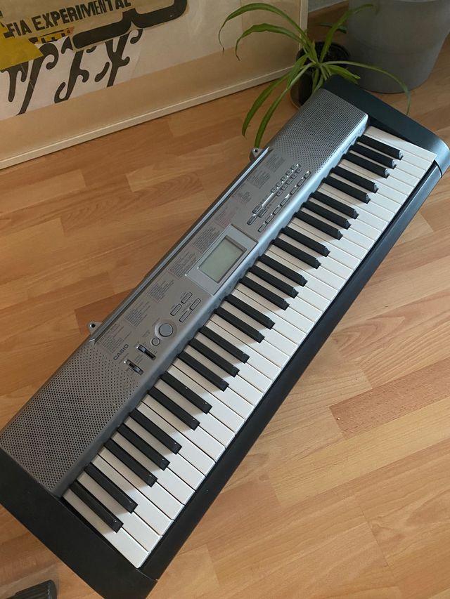 Teclado Casio LK120 de segunda mano por 60 EUR en Barcelona en WALLAPOP