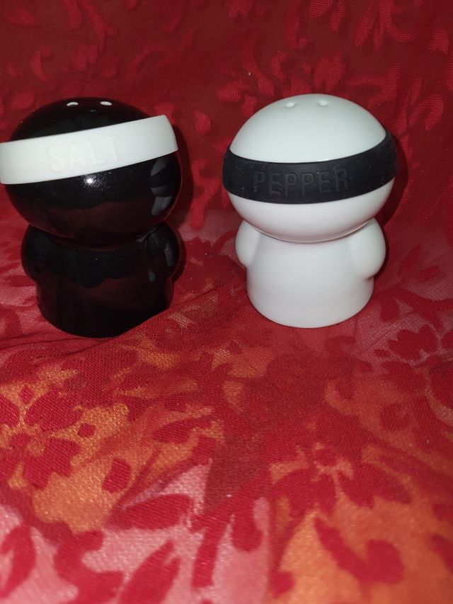 Salero y pimentero.