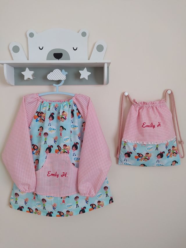 Bata infantil colegio/guardería y talega a juego de segunda mano