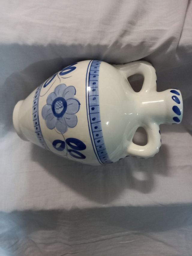 Ánfora, o tinaja, pintada a mano