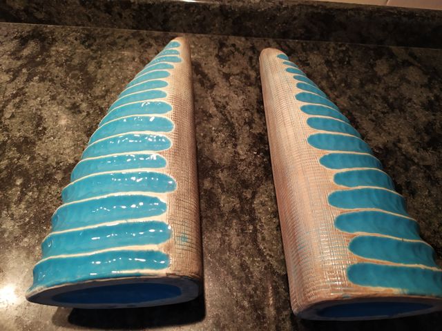 Nº 016.- Dos jarrones y piedras decorativas