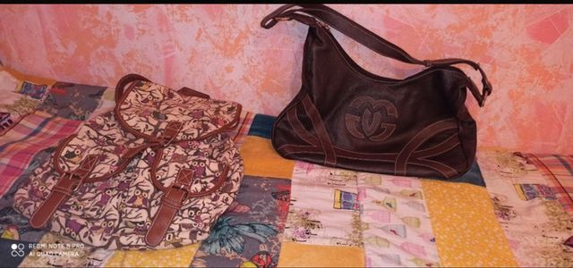 Bolso negro de piel y mochila de búhos