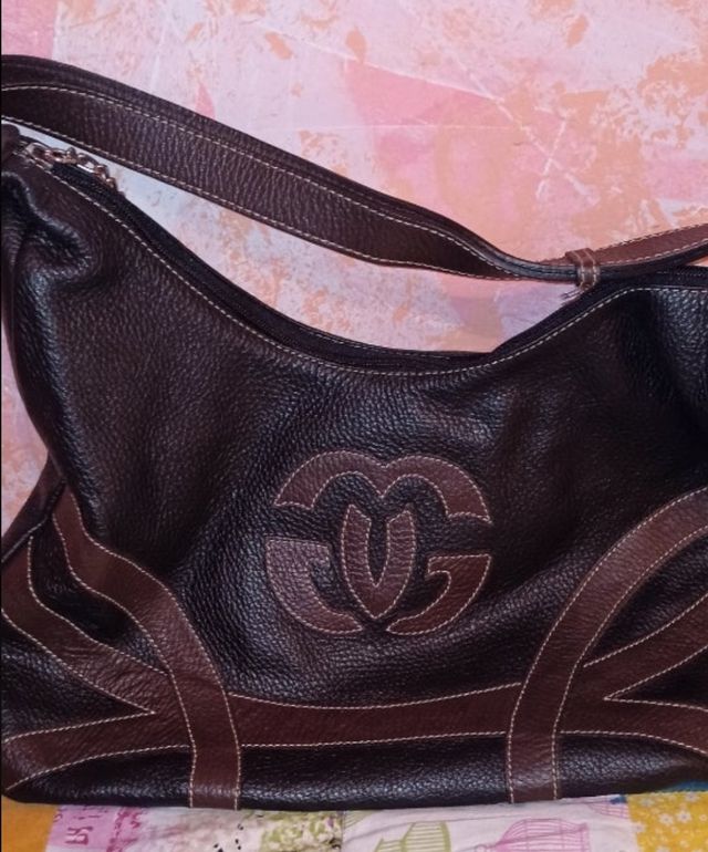 Bolso negro de piel y mochila de búhos