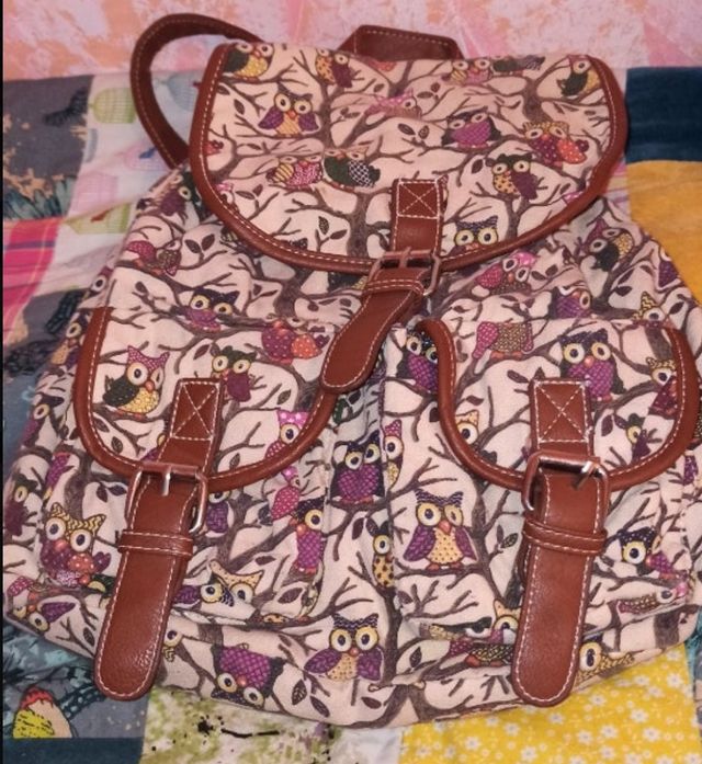 Bolso negro de piel y mochila de búhos