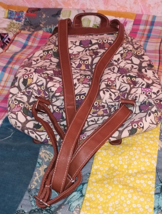 Bolso negro de piel y mochila de búhos