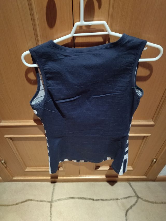 Top azul marino y blanco