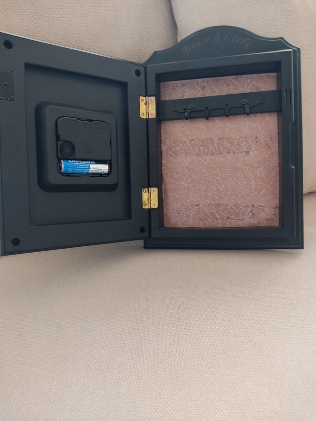 CAJA DE LLAVES CON RELOJ