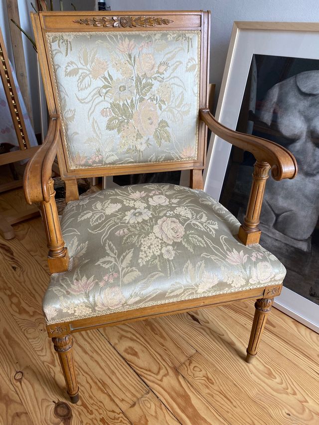 Silla antigua con apoya brazos