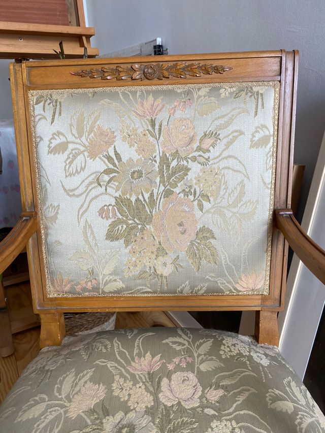 Silla antigua con apoya brazos