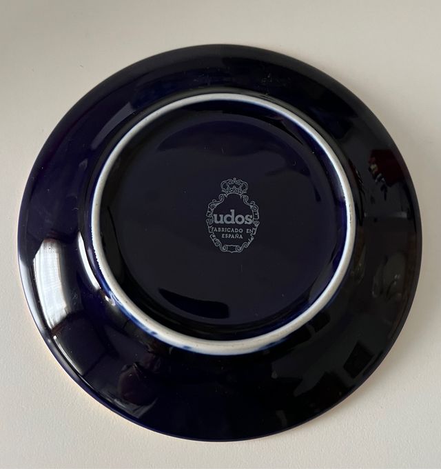 Plato pintado en oro, medidas 14 por 14