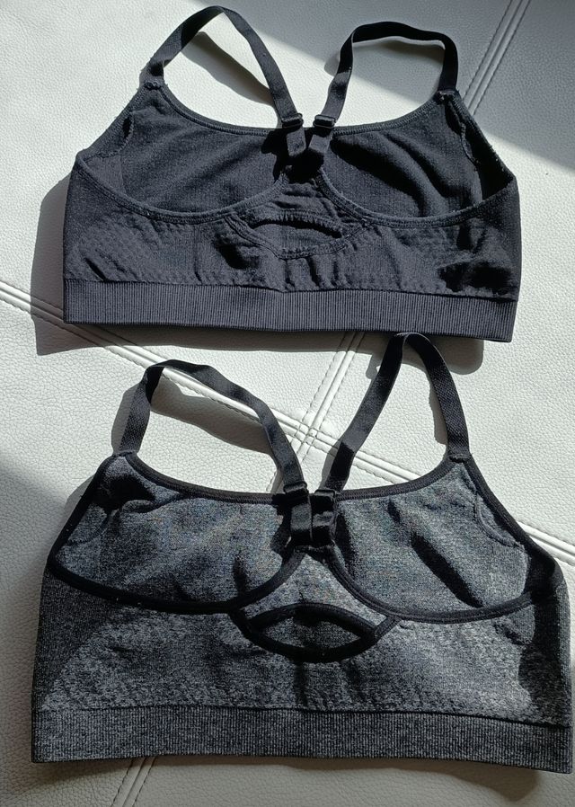 DOS SUJETADORES DEPORTIVOS