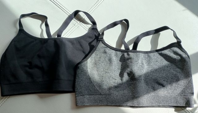 DOS SUJETADORES DEPORTIVOS