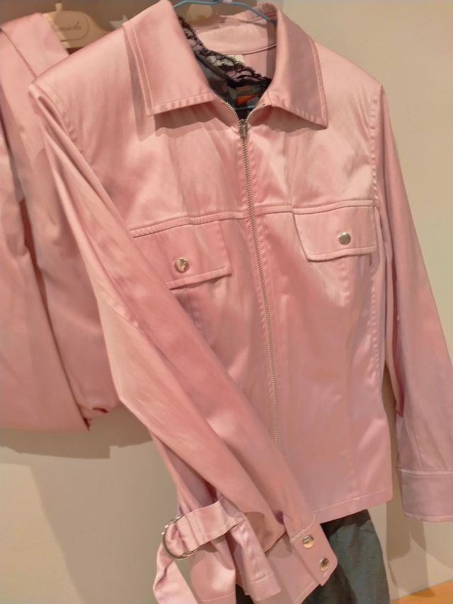 Conjunto chaquetilla y pantalón. Marca Sissu's