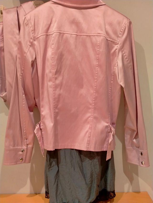 Conjunto chaquetilla y pantalón. Marca Sissu's