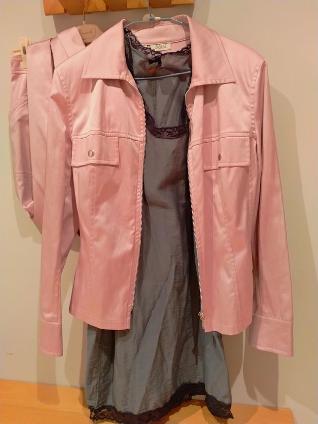 Conjunto chaquetilla y pantalón. Marca Sissu's