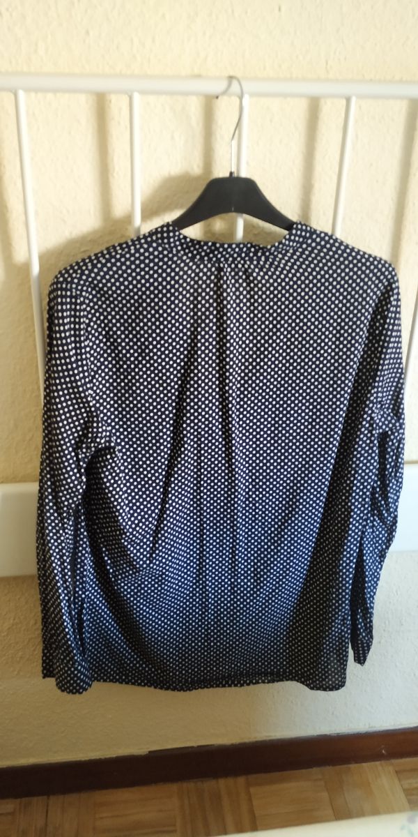 Camisa azul con lunares blancos