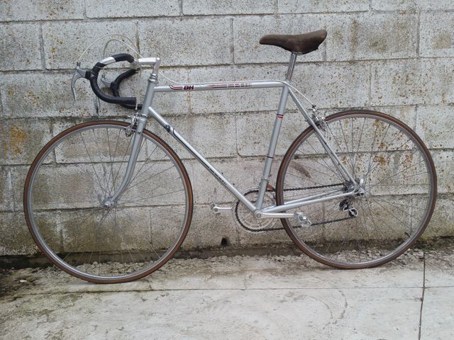 Bicicleta clasica carreras marca BH color plata de de segunda mano